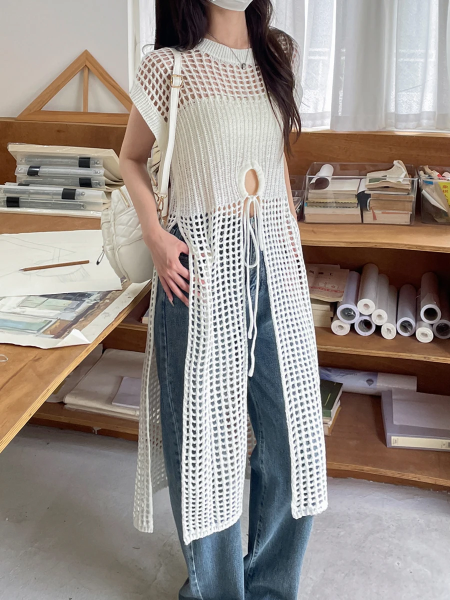 เสื้อคลุมไหมพรมสีขาวแบบโปร่งลายฉลุสไตล์เกาหลีสำหรับผู้หญิง สวมทับชุดฤดูร้อนทรงเข้ารูป ความยาวปานกลาง คอกลม แขนยาว