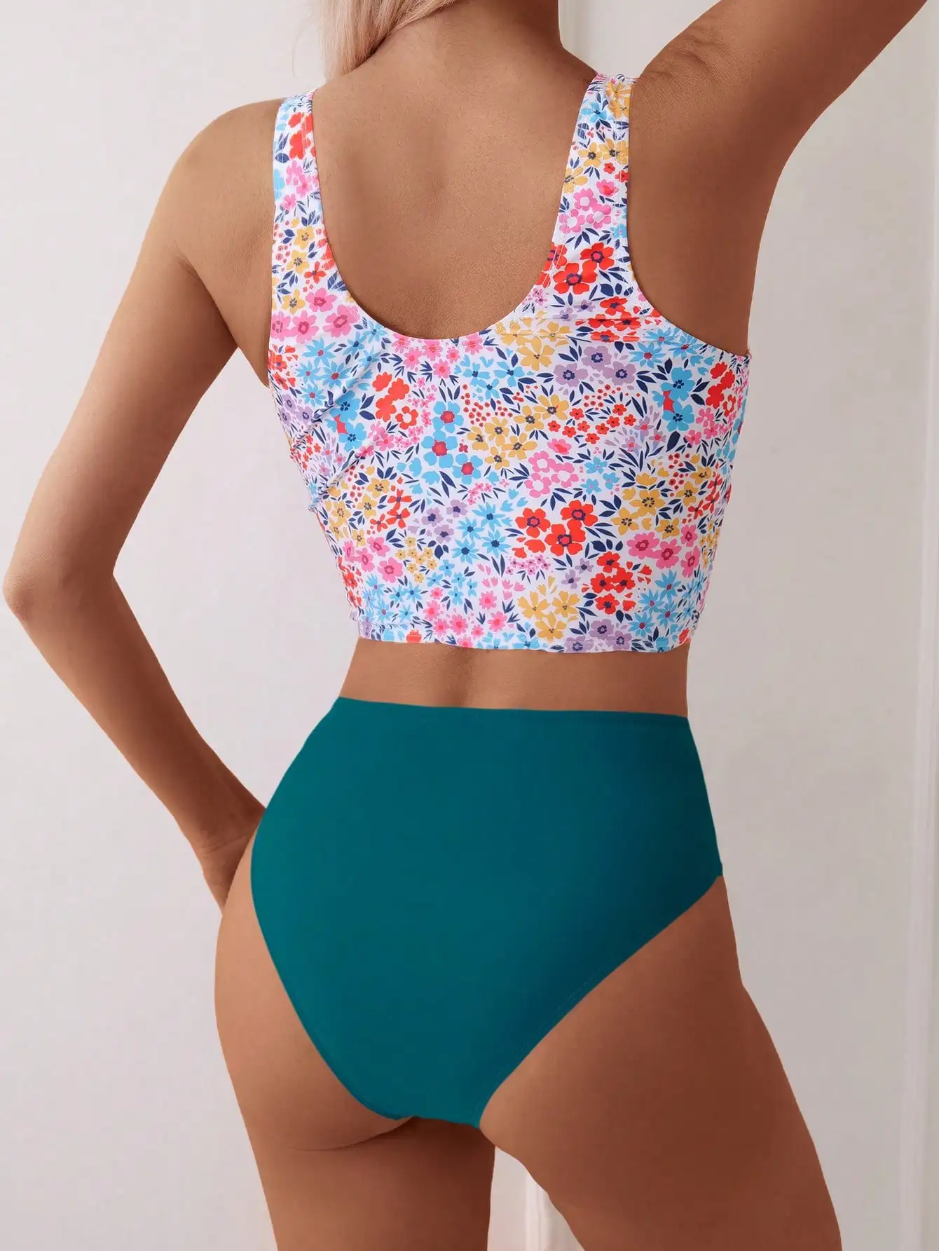 2025 summer new personality print bikini two-piece set European and American seaside vacation conservative triangle split swimsu
