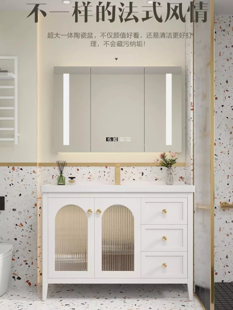 

Комплект мебели для ванной комнаты из дуба во французском стиле: умный унитаз, керамическая интегрированная раковина, напольный умывальник.