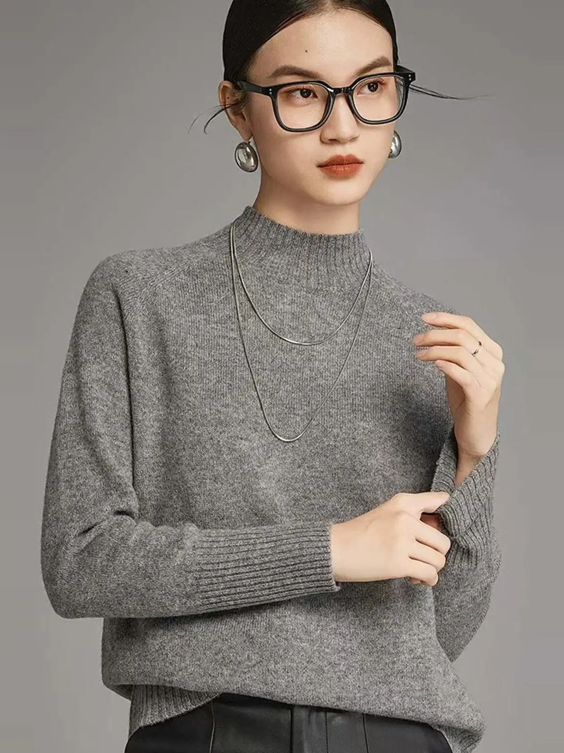 

Soft waxy 100% pure cashmere sweater women's simple semi-high neck slim Joker knit bottoming solid color inside.