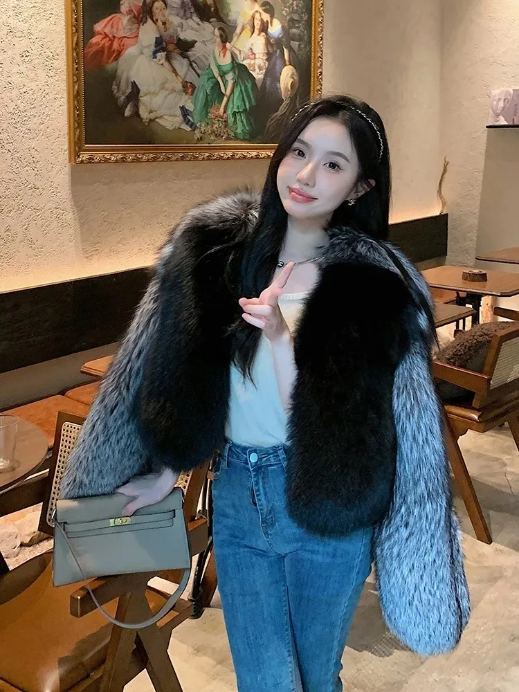 

Лидер продаж, женская мода, новый контрастный дизайн, элитная элегантная укороченная зимняя пушистая куртка из натурального меха, роскошная шуба из серебряного лисьего меха