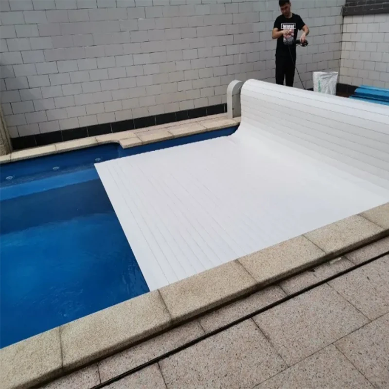 Copertura per piscina elettrica di sicurezza Copertura per piscina automatica per esterni a doghe in materiale PC con telecomando