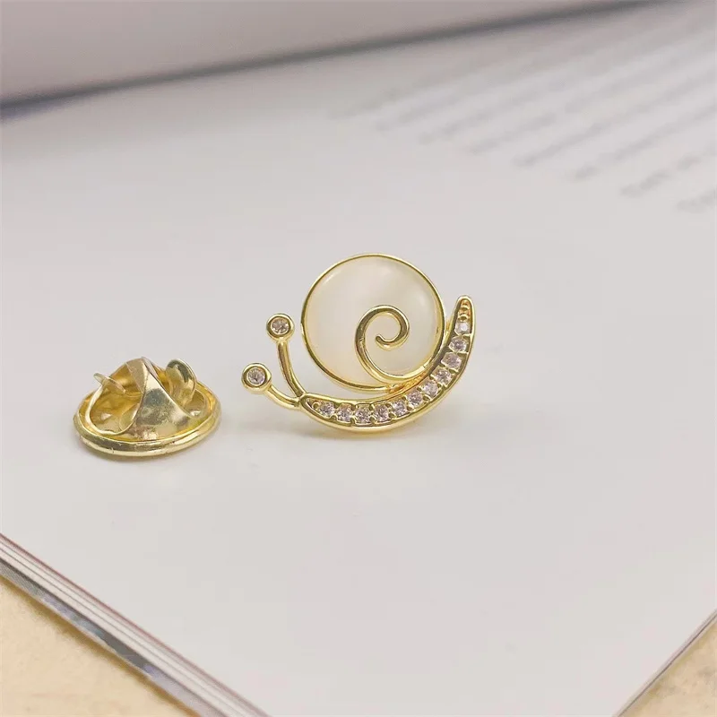 Cartoon Cute Snail Brooch for Women Cat\'s Eye Stone Animal Brooches Anti-glare Lapel Pin Fixed Clothes Pins Sweater Coat Clothin