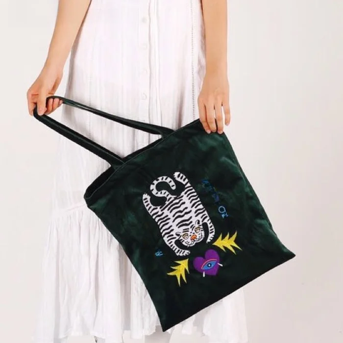 

UODY Original Velvet Large Capacity White Tiger Embroidery Fashion Simple Cloth Bag B409169 Unisex Casual Daily Use Animal Pa...