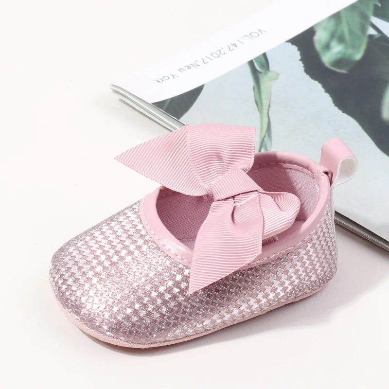 เทรนด์แฟชั่นฤดูใบไม้ผลิและฤดูใบไม้ร่วง รองเท้าเด็กประดับเพชรระยิบระยับ พื้นรองเท้านุ่มกันลื่น รองเท้าเจ้าหญิงสำหรับเด็กผู้หญิงอายุ 0-18 เดือน