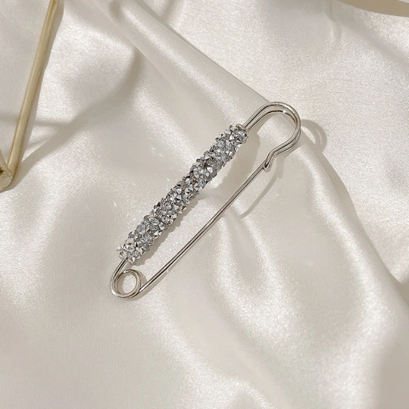 Spille di cristallo di moda per le donne Fibbia in vita Cinturino fisso Fascino Spille da bavero di sicurezza Cardigan Sciarpa Fibbia Distintivo Accessori