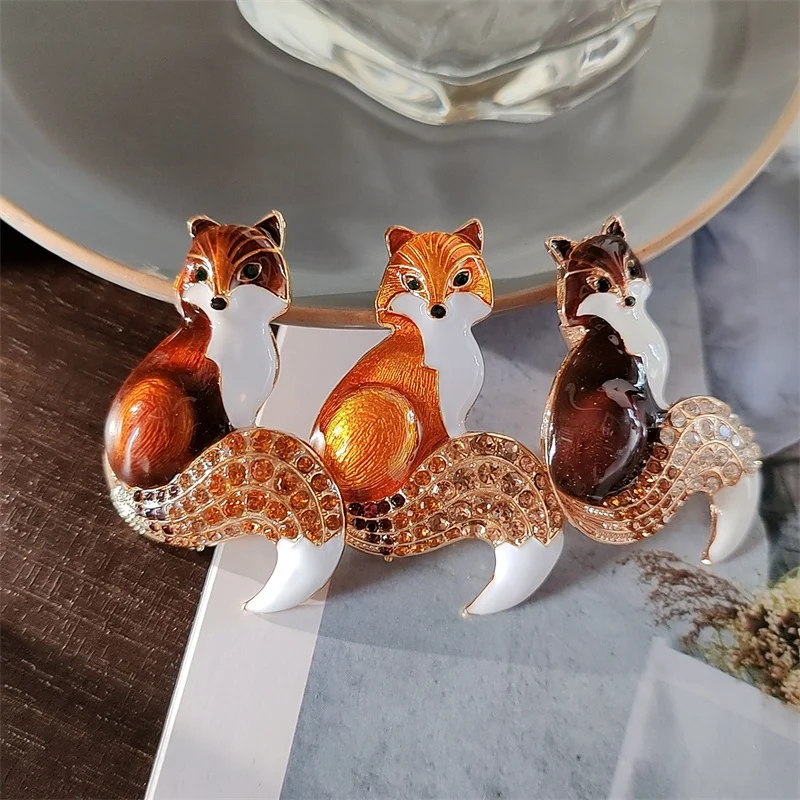 Crystal Enamel Sitting Fox Brooches for Women Unisex Lovely Zircon Animal Foxtail Party Office Brooch Pin New Year Jewelry