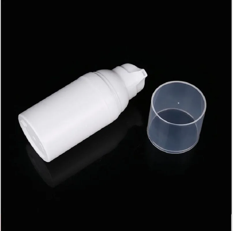 Butelka airless z białego plastiku o pojemności 75 ml z białą pompką airless i przezroczystą pokrywką do esencji/serum/balsamu/podkładu/kremu.