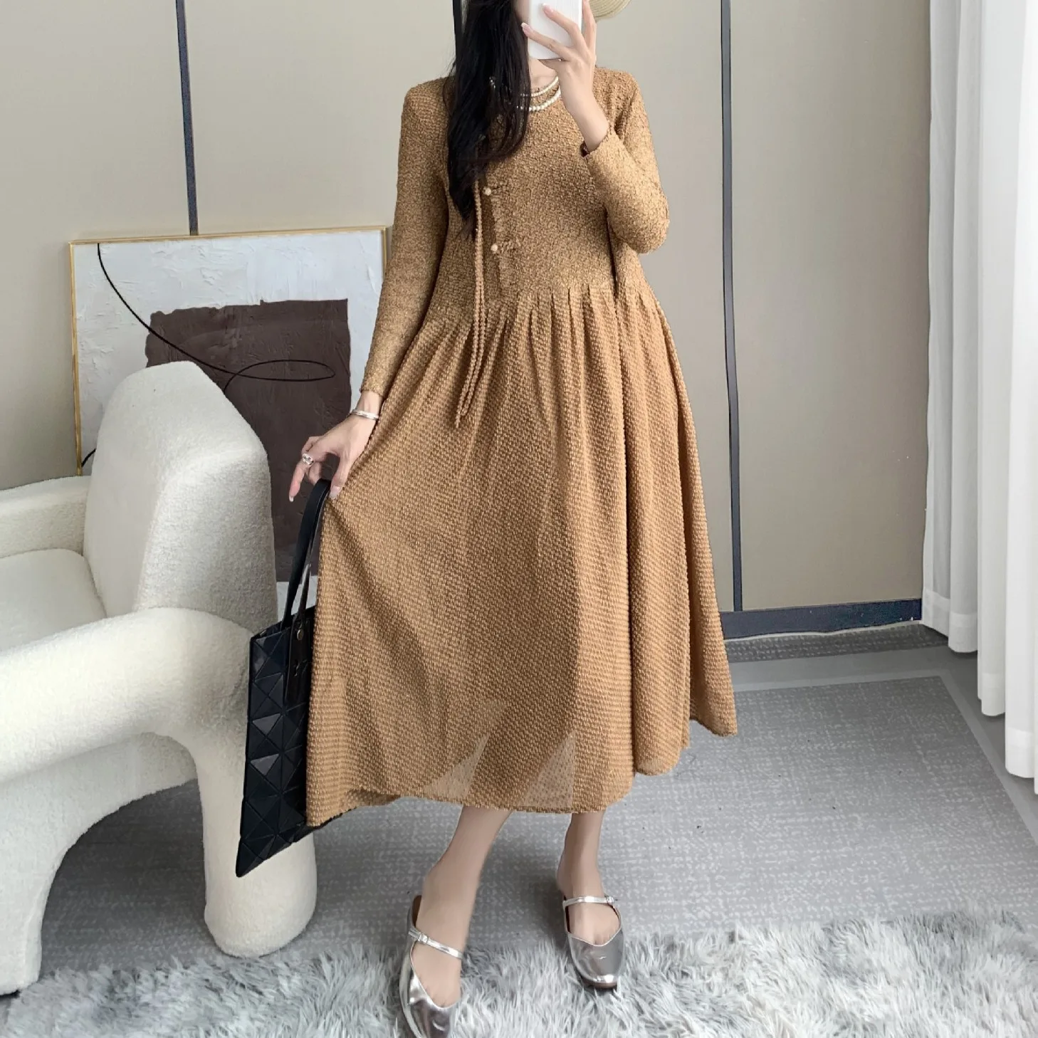 

Pleats Pleated Dresses Fall New Design Sense Disc Buckle Embroidery Dress 2024 Temperament Style Lazy Wind Long Sleeve Dresses