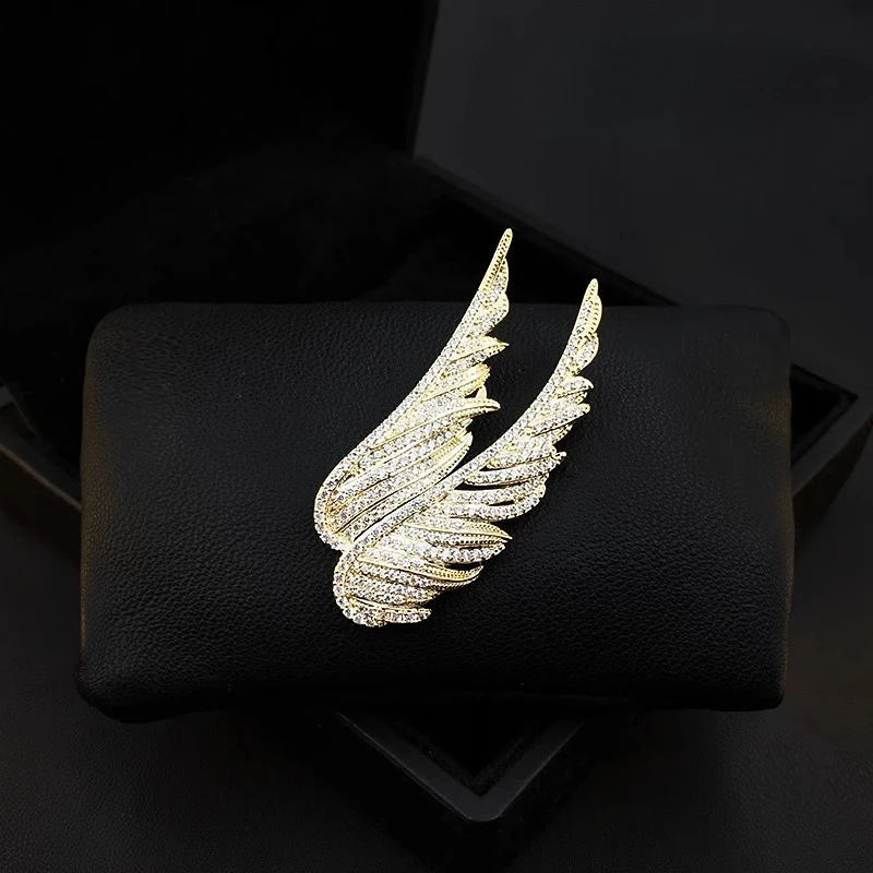 Sparkling Angel‑Wing Lapel Pin Luxury Rhinestone Brooch Elegant Unisex Suit Coat Accessory Wedding Banquet Fashion Ornament Gift