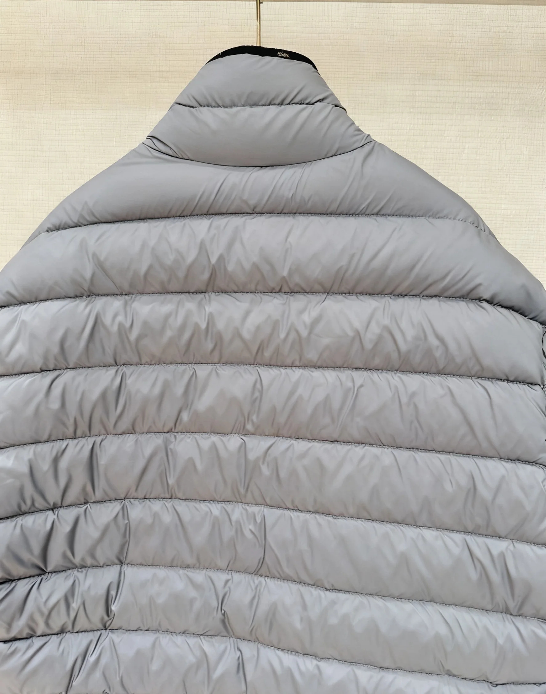 2025 Chaqueta acolchada ligera gris claro para mujer, abrigo cálido acolchado con cremallera y cuello levantado, ropa de abrigo de invierno con cintura ajustable