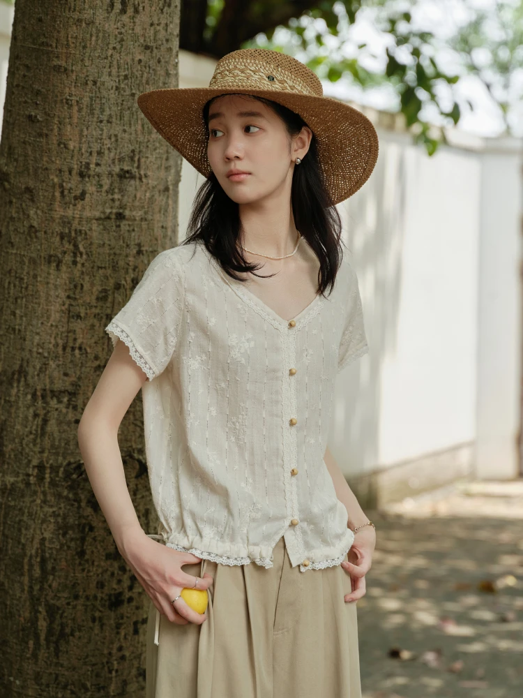 

Летняя модная блузка Botanique "White Island" из хлопка с вышивкой и кружевными вставками, с деревянными пуговицами, коротким рукавом, V-образным вырезом, свободного кроя