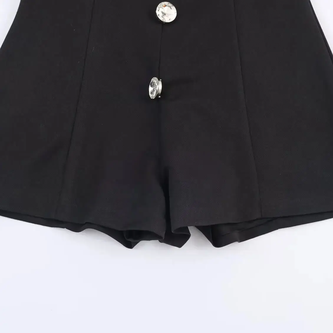 จั๊มสูทแขนกุดทรงสี่เหลี่ยม ดีไซน์เก๋ไก๋ ติดกระดุม รุ่นใหม่ประจำฤดูหนาวปี 2025 จาก DiYiG WOMAN