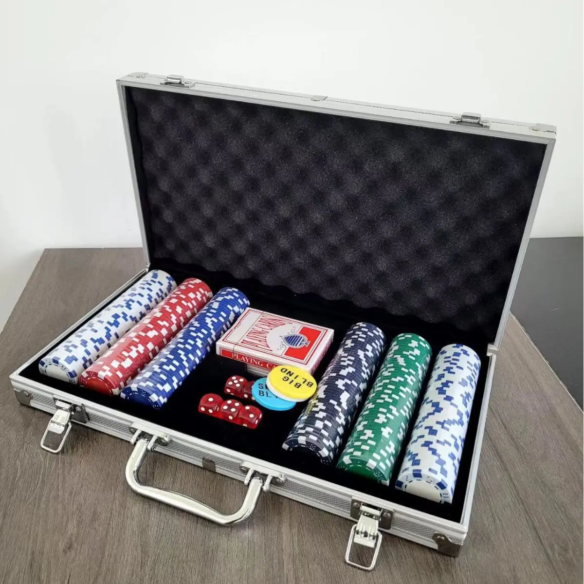 Poker Chip Case 300Pcs Capacity Matte Black Hard Aluminum Alloy Poker Chip Carrying Case for Family Lovers Friends Entertainment
