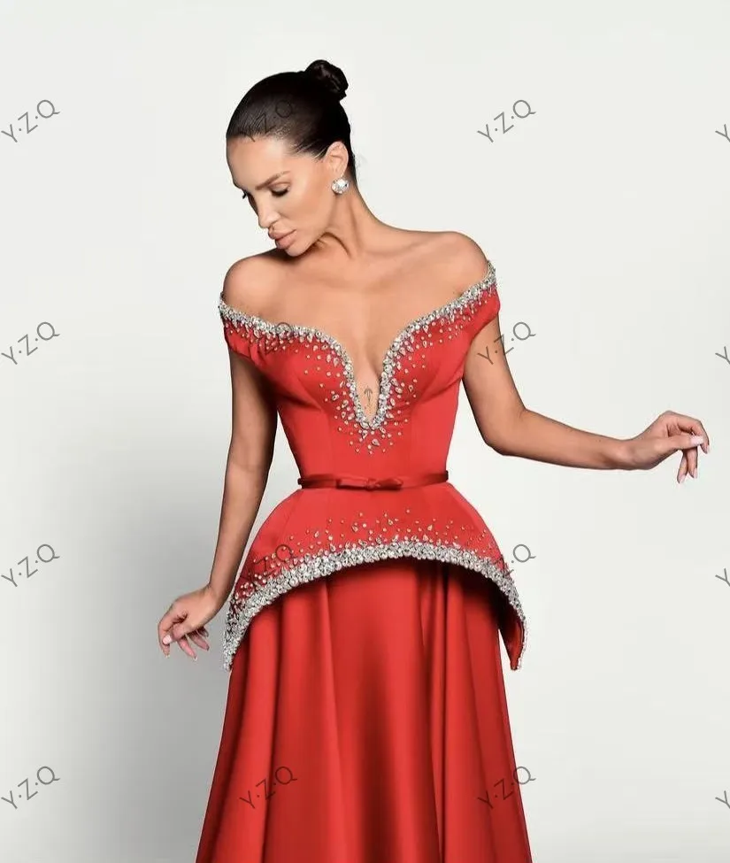 2026 쿠튀르 이브닝드레스 백리스 두바이 여성 의상 페플럼 디자인 컷아웃 레드 프롬 파티 드레스 비즈 이벤트 정장 맞춤 제작