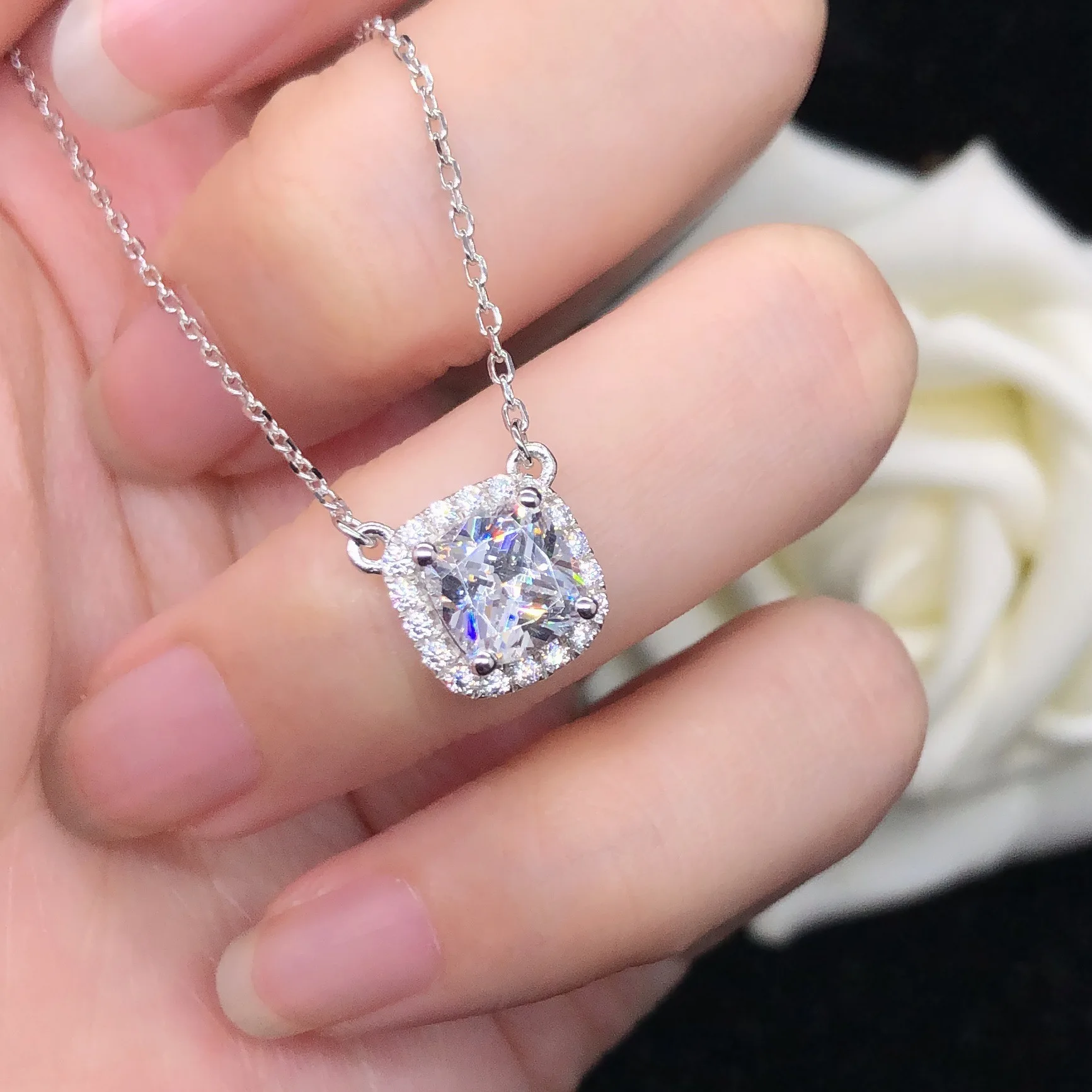 

PT950 platinum diamond necklace womens four-claw fat square necklace pendant 2 carat moissanite necklace platinum clavicle chain