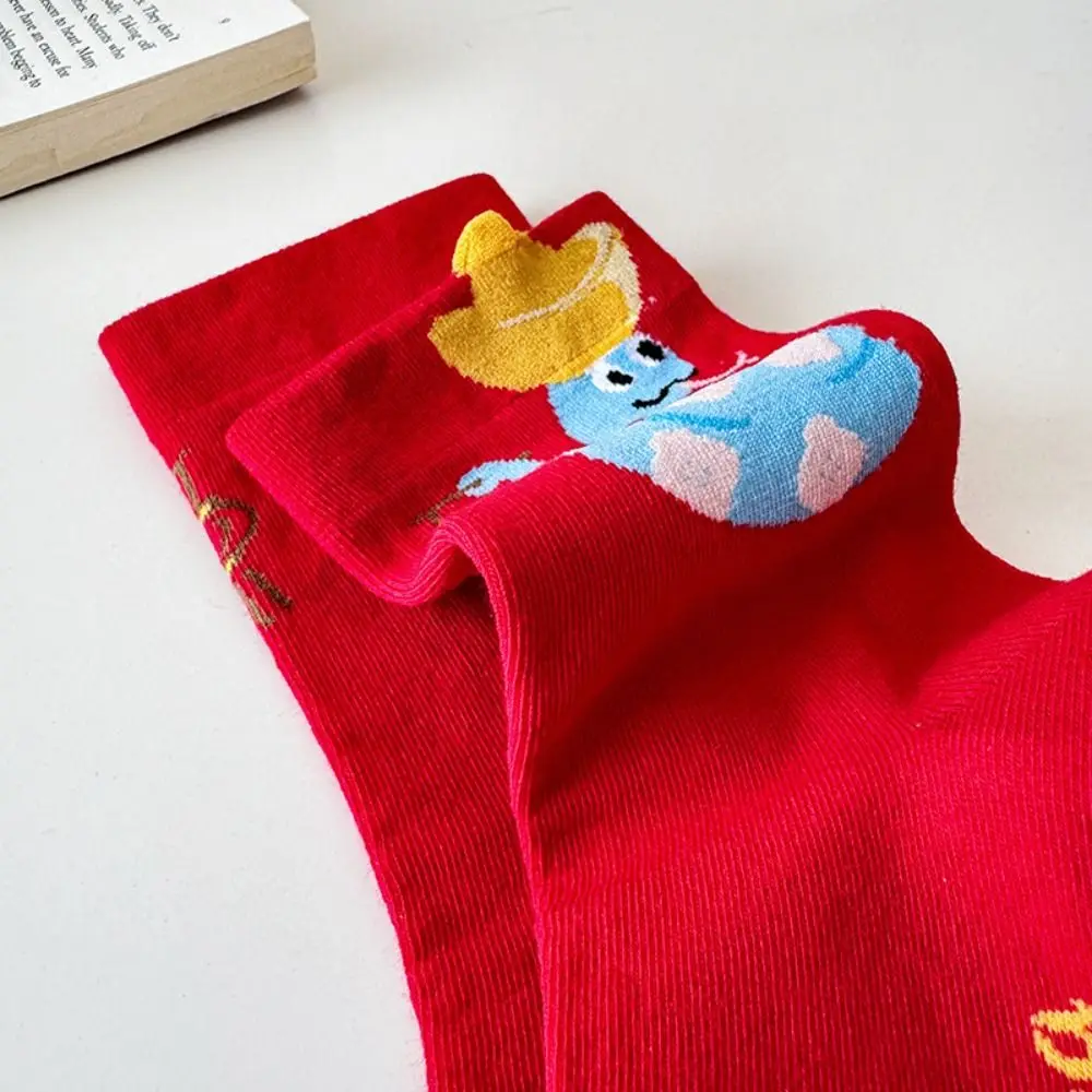 ถุงเท้าลายการ์ตูนงูน่ารัก ปีใหม่ ถุงเท้าสีแดงนำโชค สตรีทแวร์ ระบายอากาศ ถุงเท้าปีนักษัตร ของขวัญปีใหม่