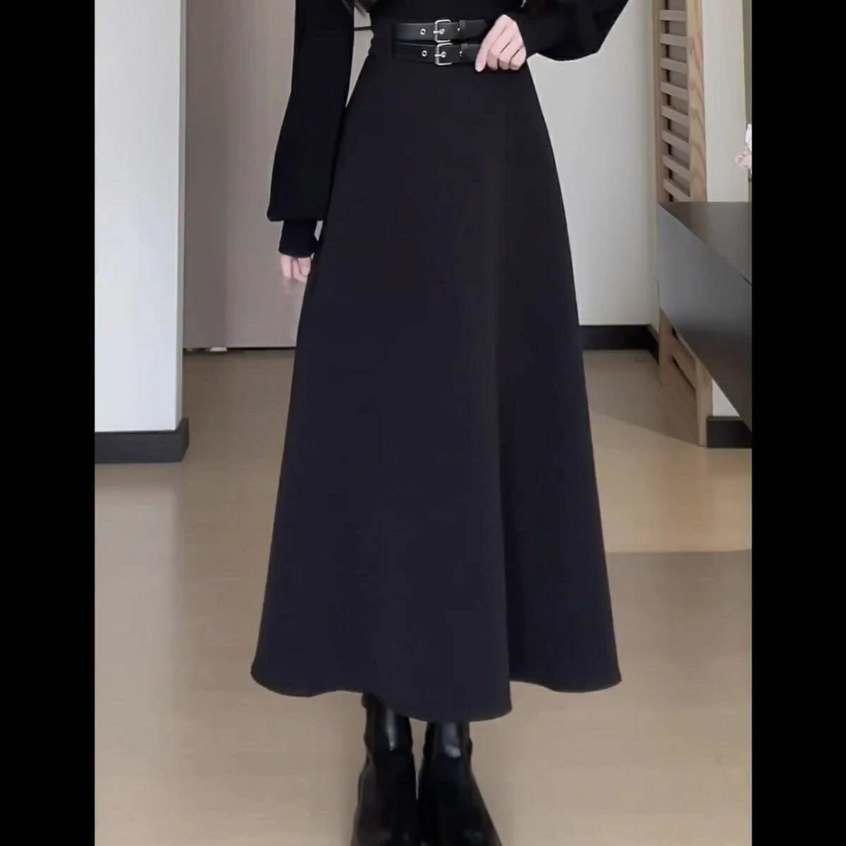 فستان أسود بطبقة داخلية للنساء لخريف وشتاء 2025 فستان جديد صغير الحجم مناسب لملابس التاريخ والملابس الرسمية