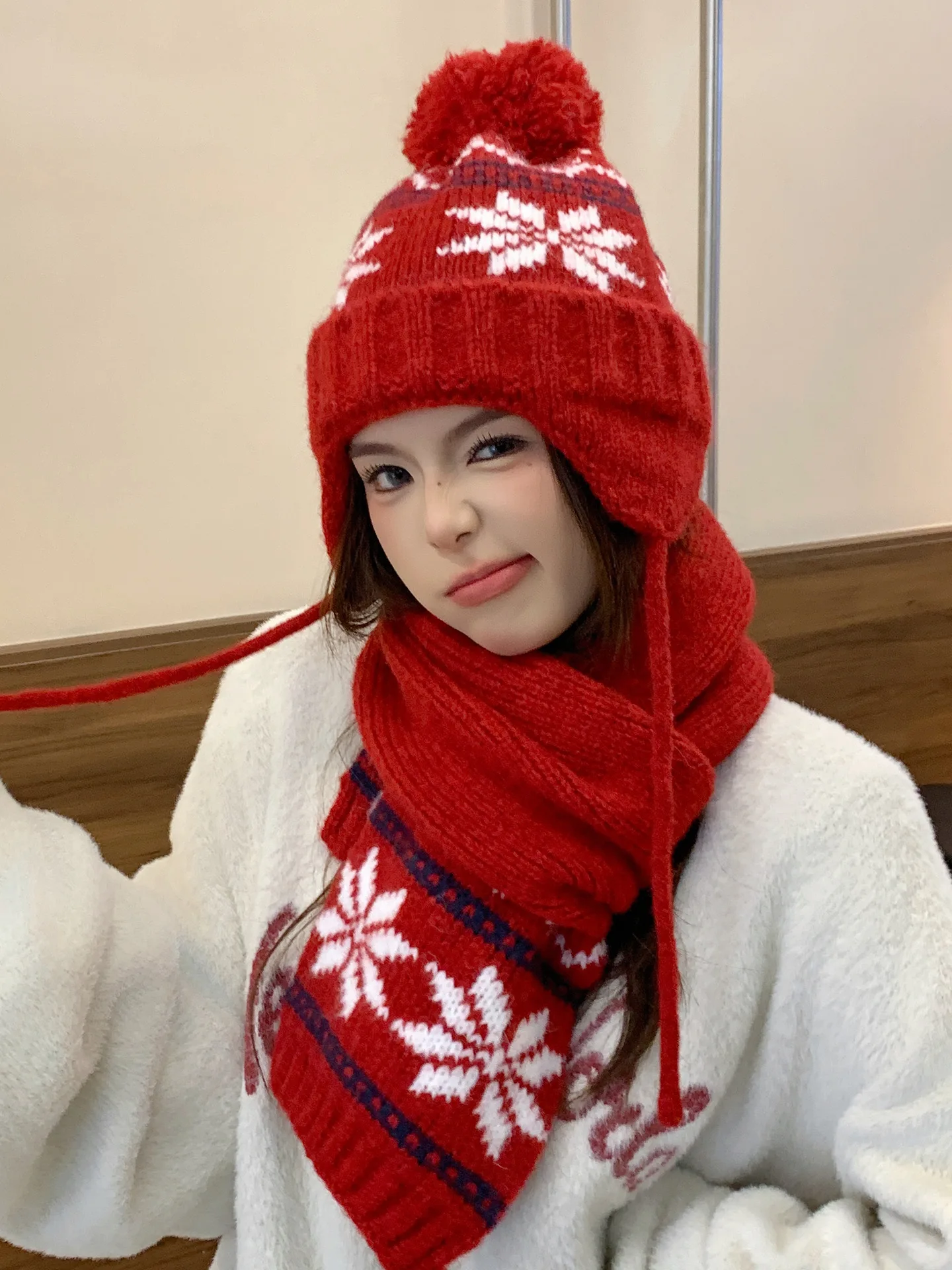 Set Topi dan Syal Musim Dingin Natal, Motif Fair Isle Snowflake Multi Stripe Rajut Pom Chullo, Topi Ski Trapper dengan Penutup Telinga