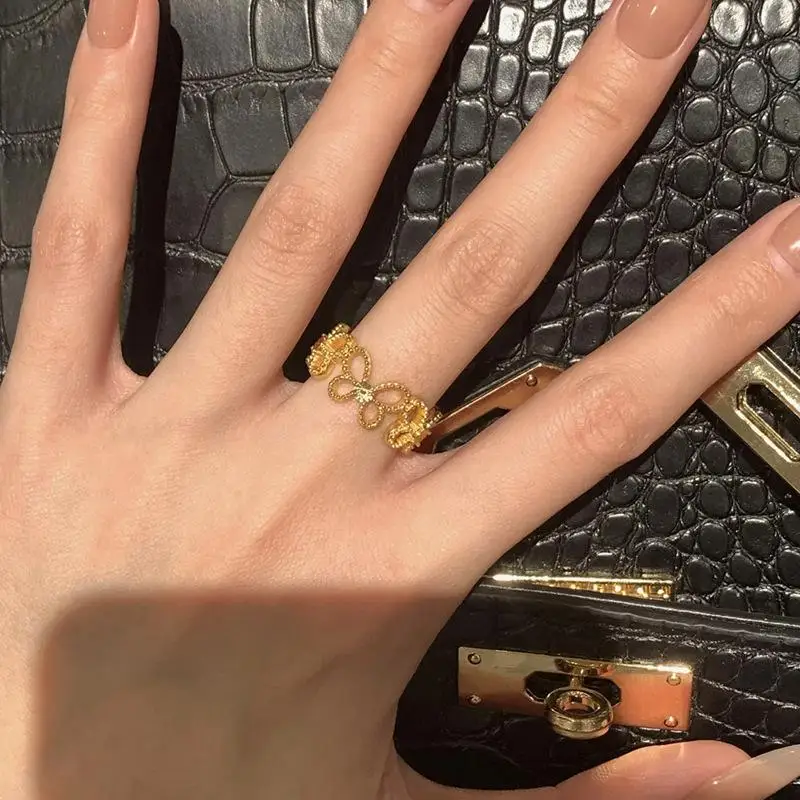 الجديد في حلقات الفراشة المصقولة المصنوعة من الخرز المستدير اللامع المجوف للنساء عالية الجودة وخفيفة الوزن ومجوهرات الحفلات