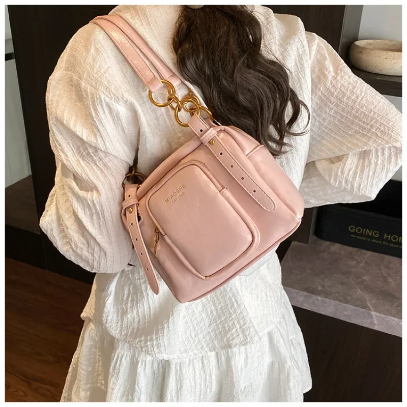 Elegante Leder-Einkaufstasche mit großem Fassungsvermögen, minimalistische Vintage-Umhängetasche, Designer-Buchstaben-Logo, stilvolle Pendler-Geldbörse