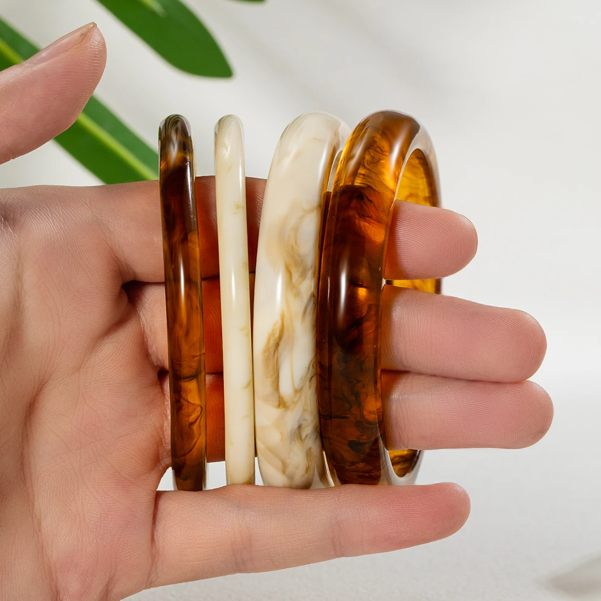 4 piezas de pulseras lisas con estampado de ámbar de resina de estilo fresco personalizadas, pulseras de pintura de tinta apiladas múltiples