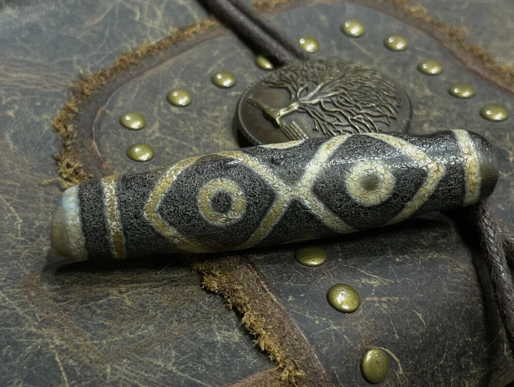 Amuleto tibetano nepalese dell'Agata antica dell'Himalaya Vecchio talismano Dzi con 9 perline per occhi