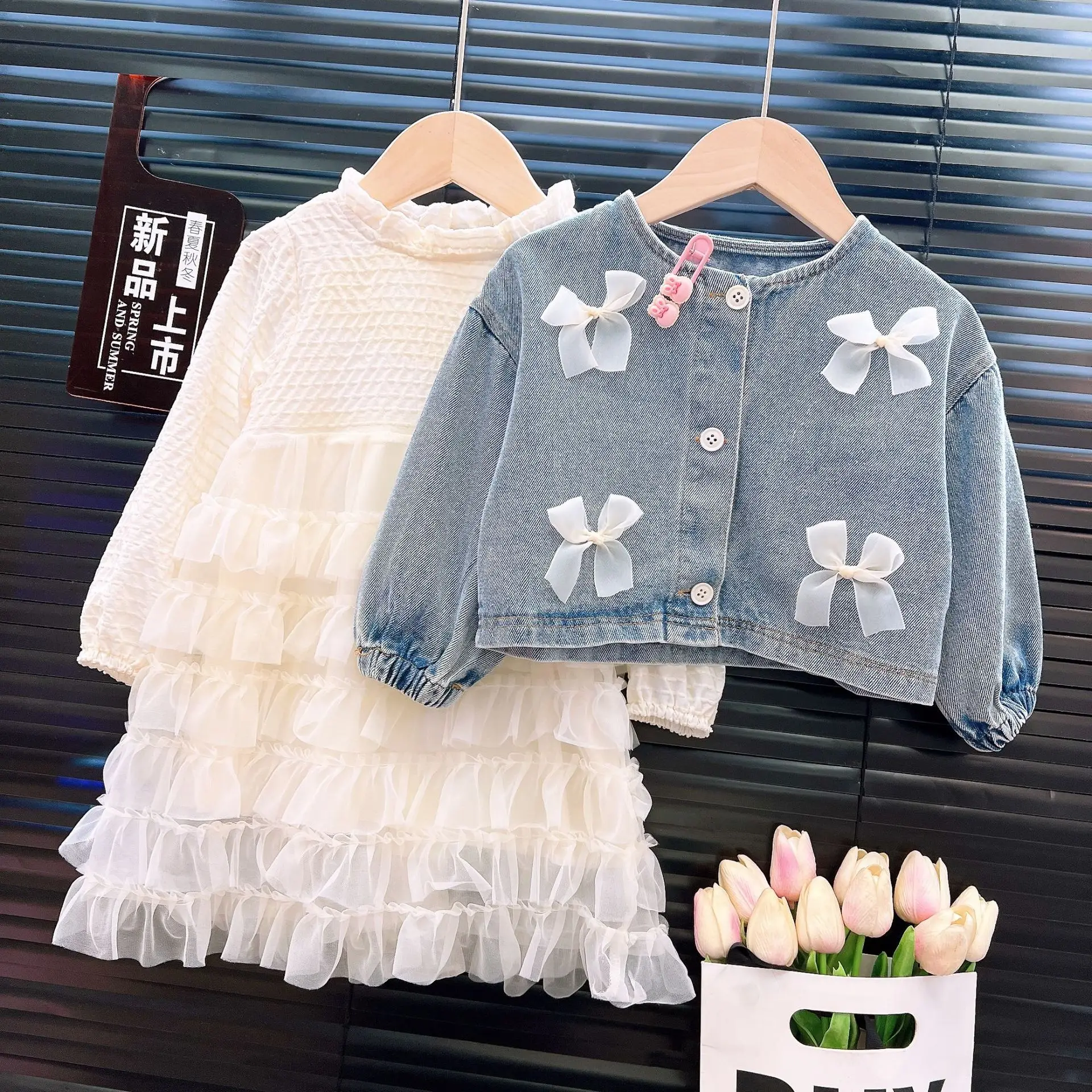 Mädchen-Jeansjacke & Tüllkleid-Set – Frühlings-2-Teiler-Outfit mit Schleifendetail, lässiges Prinzessinnenkleid für Kleinkinder – Detail 4