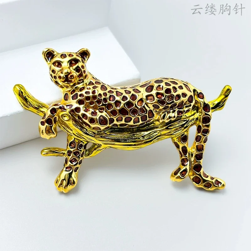 Premium Alloy Leopard Brooch Exquisite Craftsmanship Secure Closure Design Elegant Embellishment For Adults