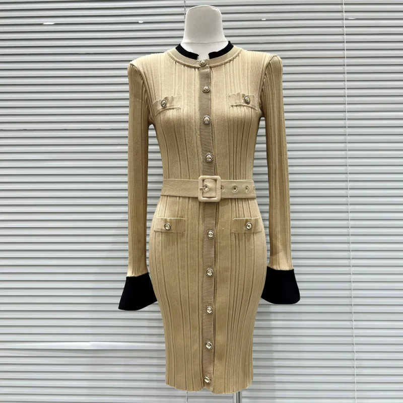 CHUJIE Herbst 2025, Strickkleid im französischen Stil, figurbetontes Kleid mit Rundhalsausschnitt und Knopfleiste vorne und Gürtel, schmal geschnittenes, elegantes Kleid
