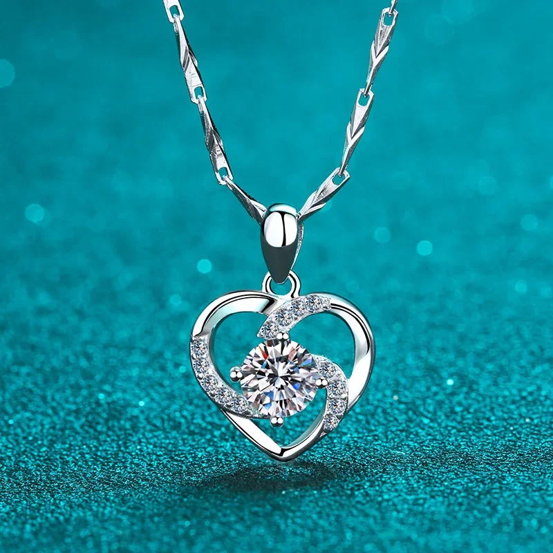 Colgante de platino PT950 con incrustaciones de oro de 18 quilates en forma de corazón para mujer, cadena corta de clavícula, collar de moissanita de diamante de 0,8 quilates, regalo de moda