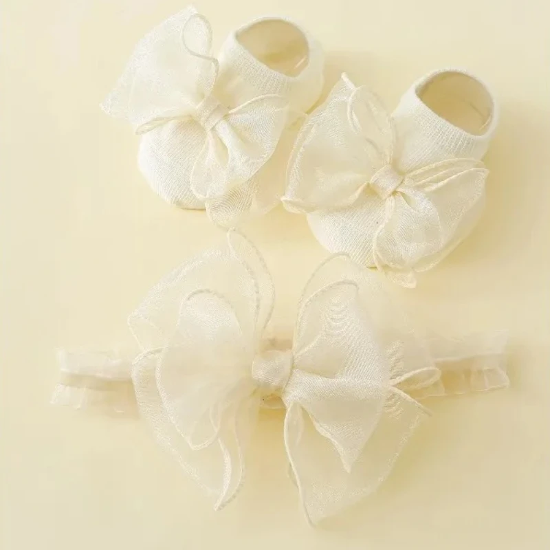 مجموعة مكونة من قطعتين: عصابة رأس على شكل فيونكة دانتيل للأطفال وجوارب قطنية غير قابلة للانزلاق، جوارب للفتيات حديثي الولادة مع عصابة رأس لإكسسوارات شعر الطفل