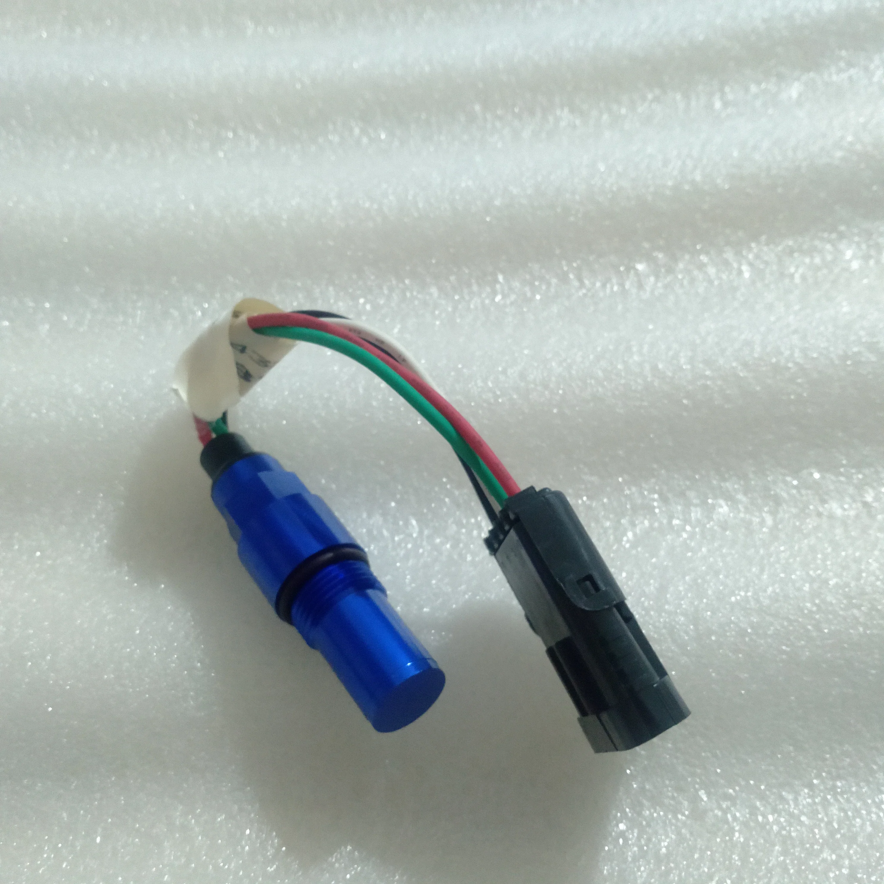 本物の新しい L10 M11 N14 クランクシャフト位置センサー 4326596 4326595