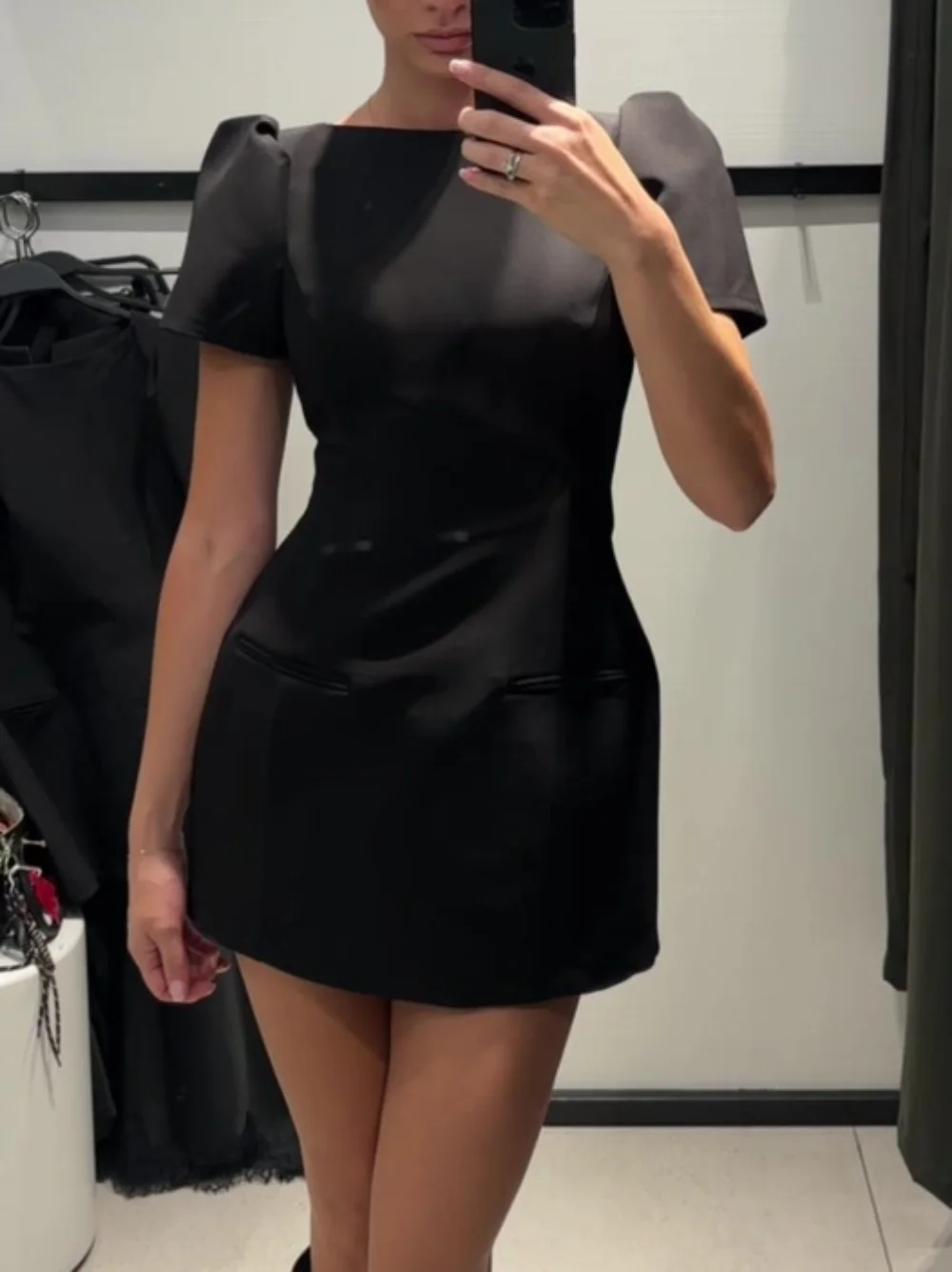 Black fitted mini dress, fashionable solid color, short sleeves, round neck, waist-cinching dress, suitable for daily commuting