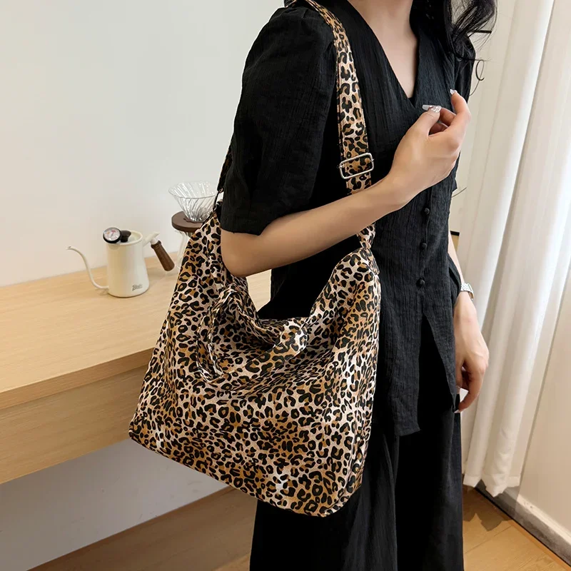 Bolso de gran capacidad con estampado de leopardo para mujer, bandolera de lona exquisita con cremallera, a la moda, gran oferta, novedad de verano