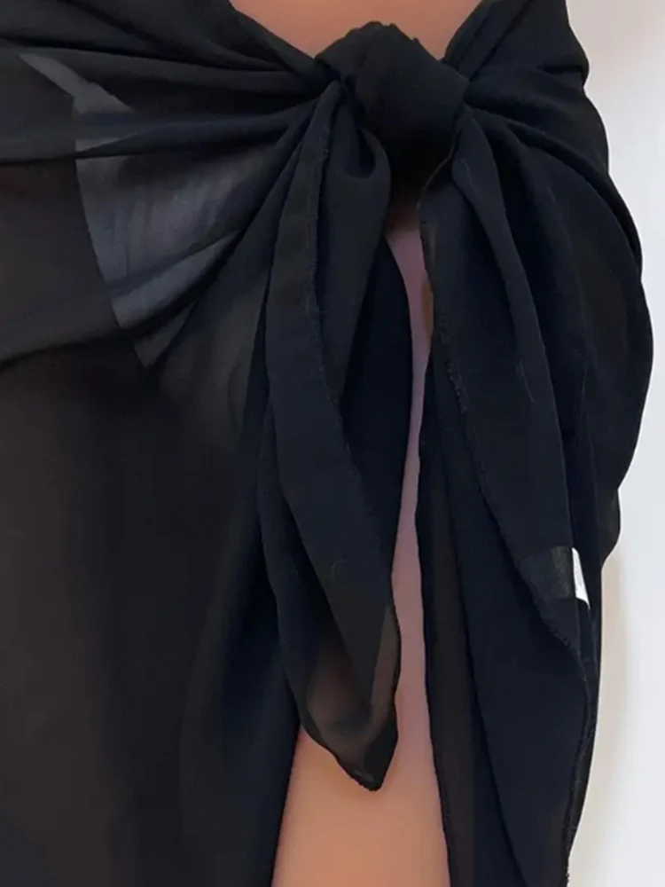 Um envoltório feminino de uma peça com renda aberta transparente, sensual e chiffon.