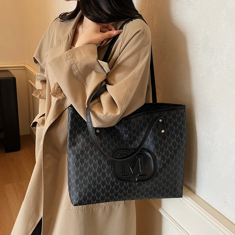 حقيبة حمل أنيقة جديدة ذات سعة كبيرة 2025 للنساء، متسوق كتف عصري، محفظة كاجوال واسعة للعمل والسفر