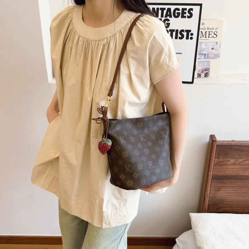 

Новинка 2025 года, винтажная сумка-ведро с монограммой для женщин, большая вместительная сумка на плечо с шнурком, холщовая сумка в стиле ретро для работы, мода