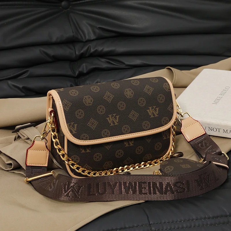 

Winter Popular High-end Wide Shoulder Strap Small Square Bag Women's 26 Classic Light Luxury Retro Printed Women's Shoulder Bag