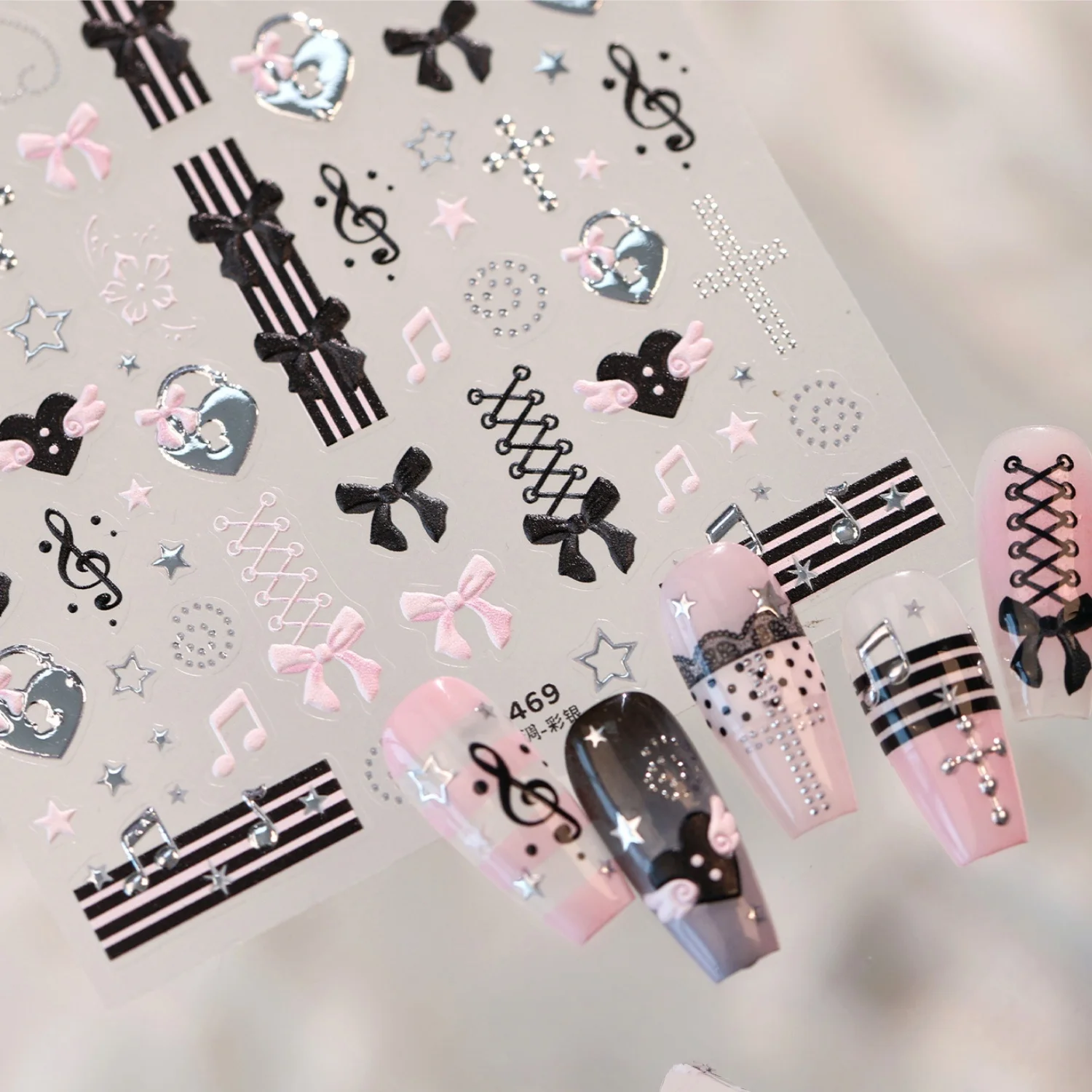 Schwarze und Rosa Schleifen-5D-Nagelaufkleber: Kreuz, Musiknoten, Herzschloss, Riemen, Spitze, Polka Dots, Flügel, Herz – Selbstklebende Maniküre-Sticker – Detail 3