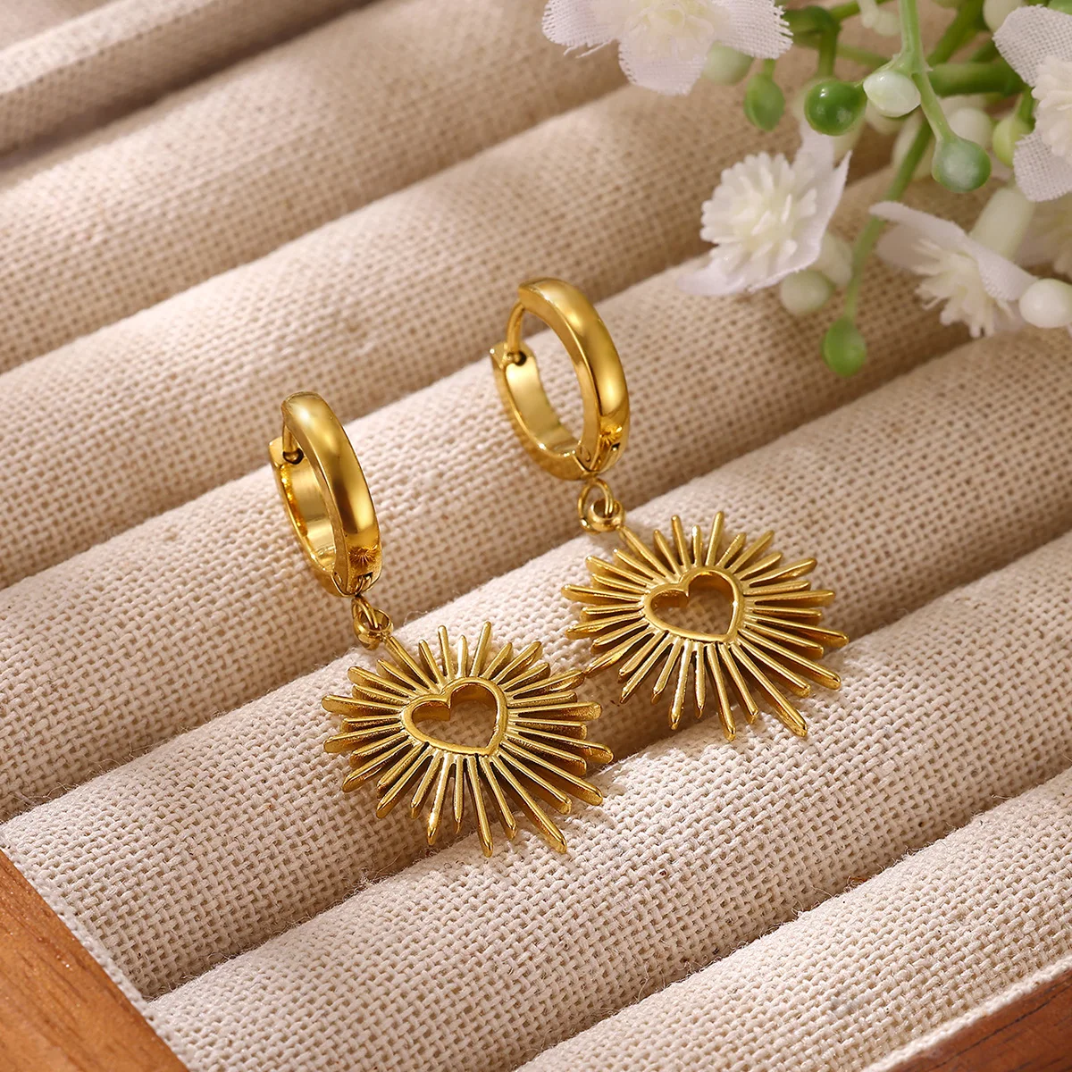 Goldfarbene Edelstahl-Ohrringe mit Sonnenstrahlen-Herz-Design, hohle Sonnen-Ohrringe, Huggie-Creolen, ästhetischer Schmuck, Geschenk für Damen – Detail 1