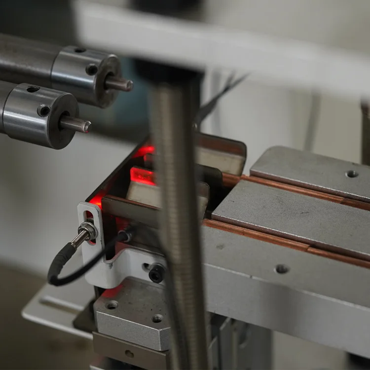 Pressa per la produzione di compressione dei terminali dei capicorda