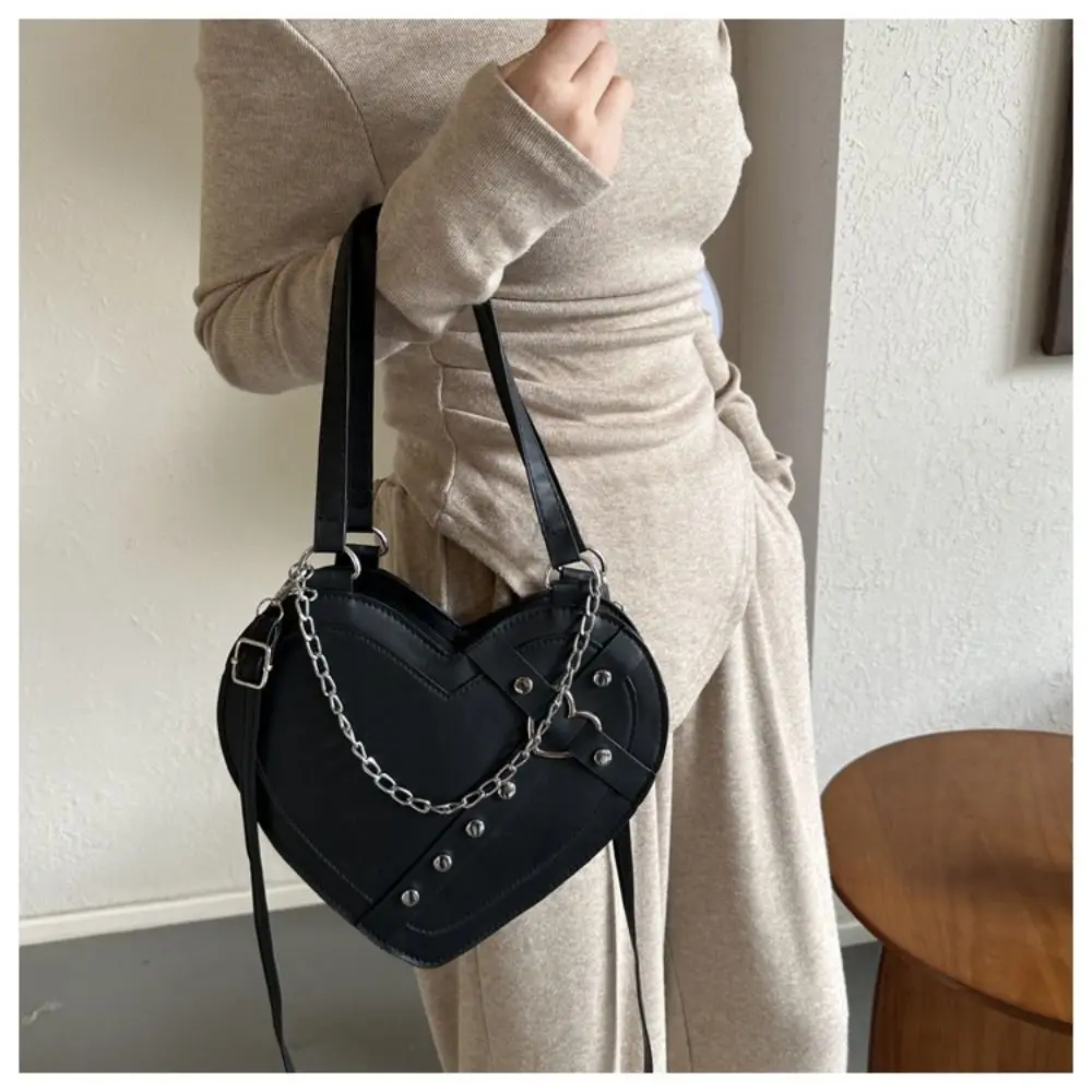 

Vintage PU Leather Black Shoulder Bag Chain Rivet Large Capacity Women Crossbody Bag Heart Shaped Portable Handbag Ladies