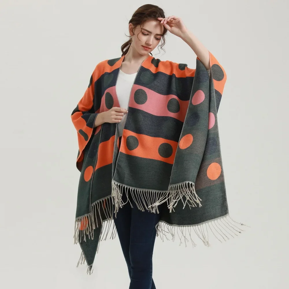 2024 ยุโรปอเมริกันใหม่ผู้หญิงผ้าคลุมไหล่พู่ Wave Point ส้อม Cape หนา WARM Four Seasons Universal Cape Ponchos p4