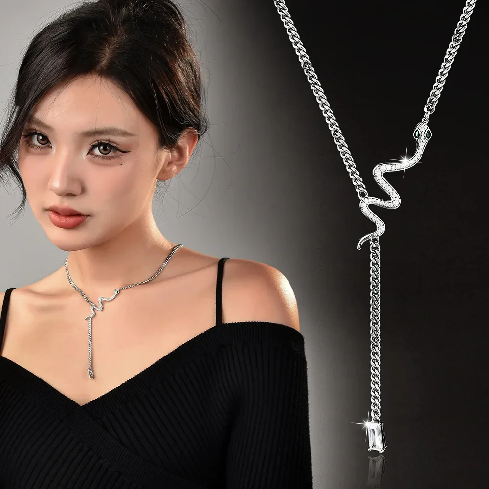 قلادة عظم الثعبان من مجموعة الخريف والشتاء هي سلسلة سترة ثعبان متعددة الاستخدامات للنساء