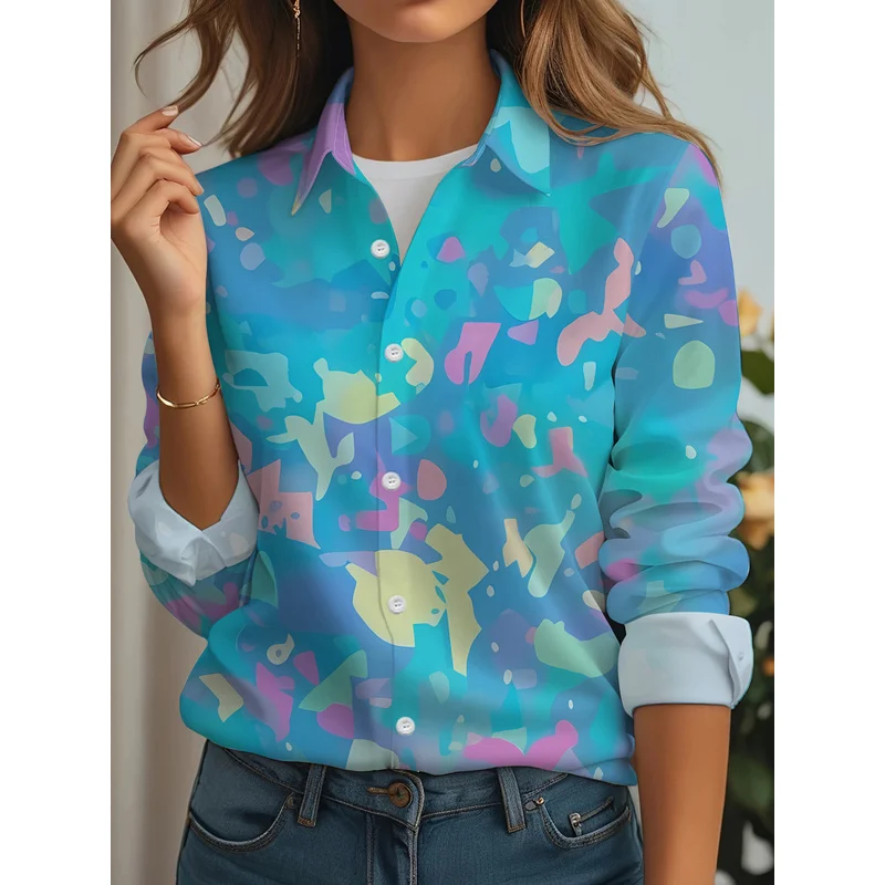 Nueva Camisa Casual de Manga Larga para Mujer con Bloques de Color Rosa Claro y Amarillo Deslavados sobre una Base Azul Turquesa, con un Toque Difuso