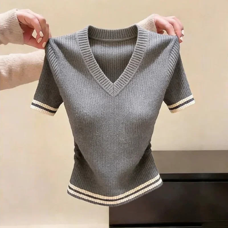 Elegantes Farbblockiertes Sommer-Strick-T-Shirt 2026 Neue Damenmode V-Ausschnitt Normale Länge Geripptes Strickoberteil