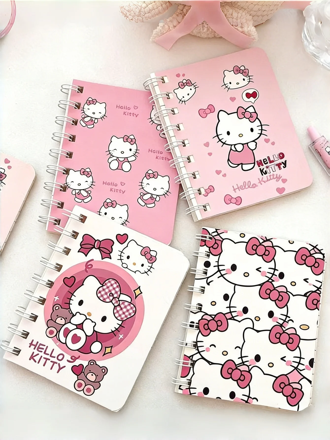 

Набор из 4-х блокнотов A7 с милыми персонажами Hello Kitty и Cinnamoroll на спирали | Милый аниме-дневник в минималистичном дизайне с разделителями, портативный и эстетичный.