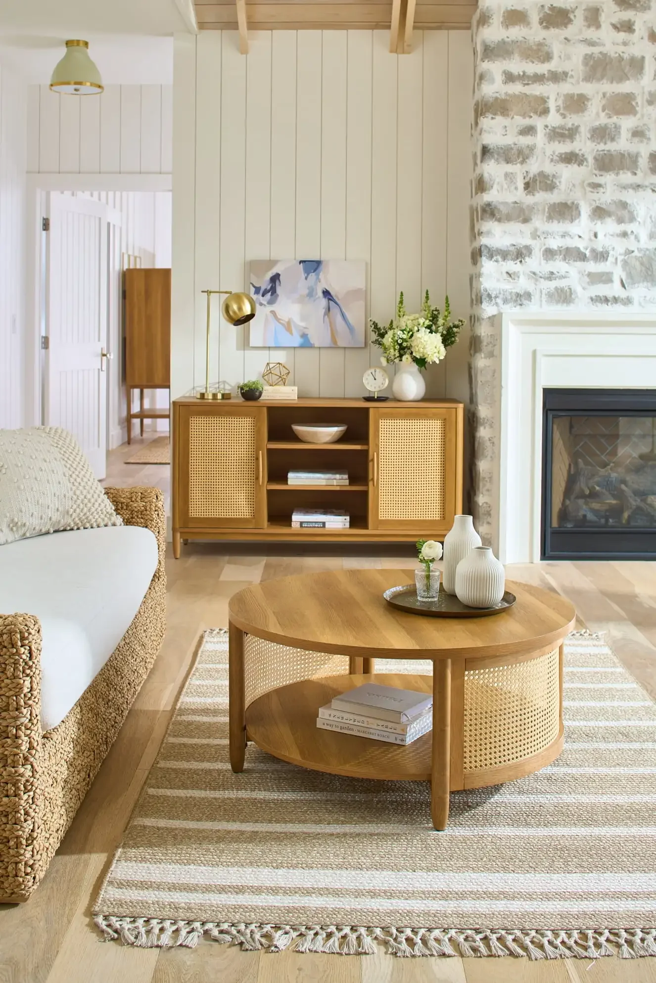 Springwood Caning Couchtisch, helles Honig-Finish, Seitenteile mit dekorativem Rattan-Einsatz