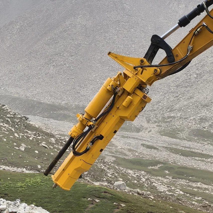 آلة كسر الصخور الهيدروليكية هادئة ولكنها قوية مناسبة للحفارات، قادرة على تقسيم الصخور بكفاءة.